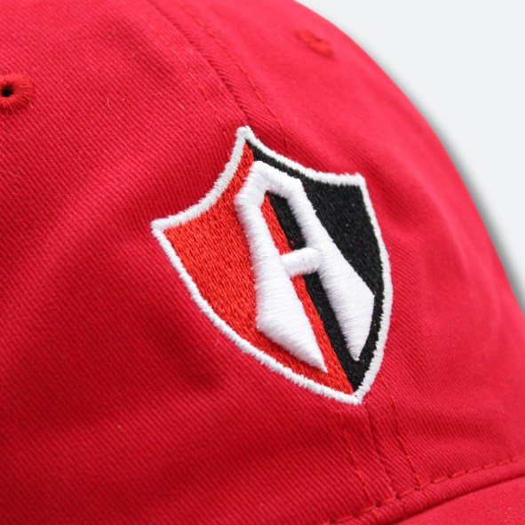 GORRA ATLAS FC EN COLOR ROJO CON ESCUDO BORDADO 3D