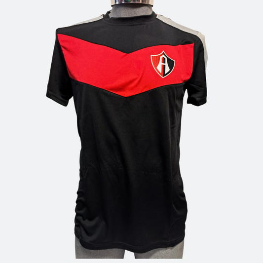 PLAYERA ATLAS EN COLOR NEGRO/ROJO ADULTO